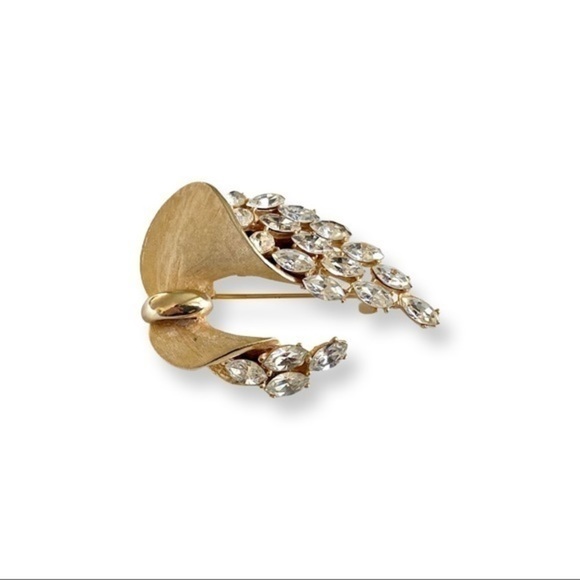 BSK Jewelry - Sparkly Vintage Signed BSK Clear Rhinestone Goldtone Brooch.